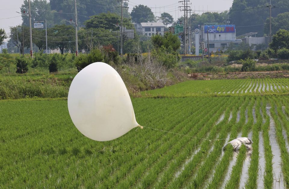 Nova tura otpada za Južnu Koreju: Severna Koreja poslala susedima još 350 balona sa smećem 