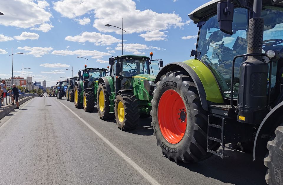 Poljoprivrednici najavili: Ako država ne ispuni obećanja do kraja žetve, traktorima ćemo na ulice