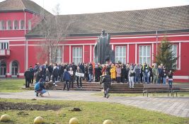 U Lovćencu pomen stradalima u padu nadstrešnice, meštani podržali studente i profesore