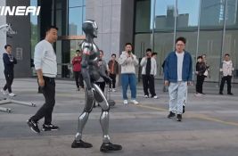 VIDEO: Humanoidni robot prošetao pred zaposlenima kompanije EngineAI