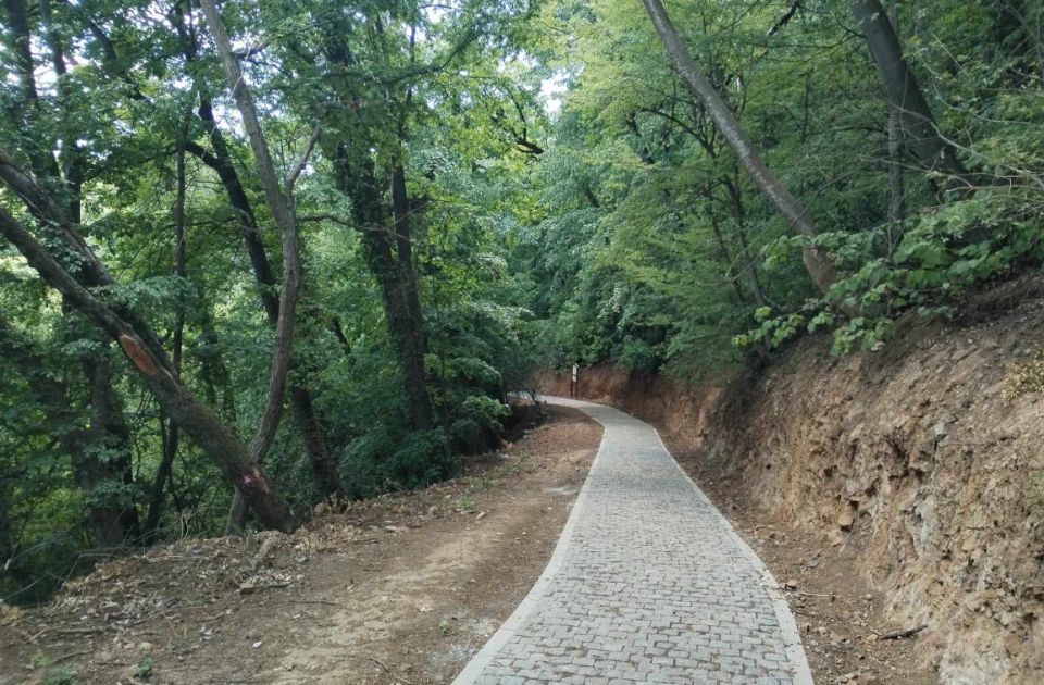 FOTO Završena staza ka Brankovom spomeniku na Stražilovu: "Osigurava bezbednost dece"