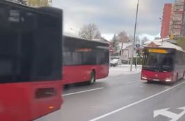 VIDEO: Lančani sudar na nadvožnjaku u Rakovici, kolona autobusa i automobila