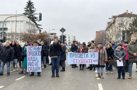 FOTO Novosađani odaju počast nastradalima na Železničkoj: Nastavnici u štrajku na ulicama