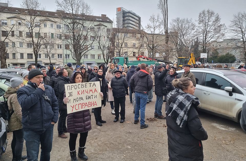 Predsednik prosvetnog sindikata - obustava rada u više od polovine škola, Vučević tvrdi suprotno