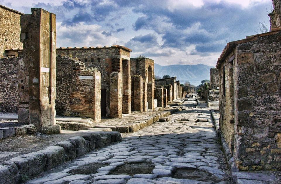 Na današnji dan: Uništena Pompeja, rođen Borhes, završena Cerska bitka