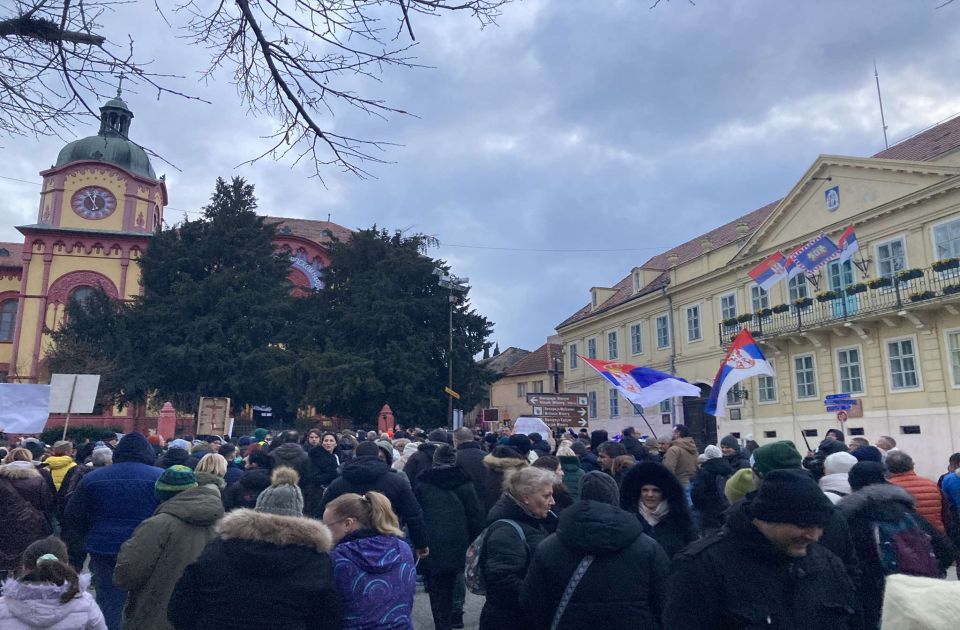 FOTO, VIDEO Veliki karlovački protest održan ispred Gimnazije: Traži se odgovornost za napad na đake