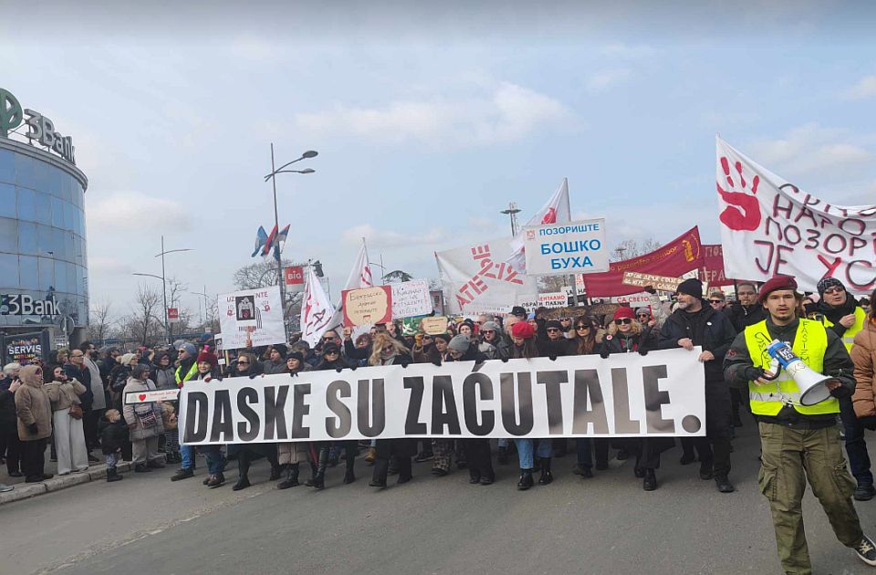 FOTO, VIDEO: Završen Pozorišni protest u Novom Sadu 