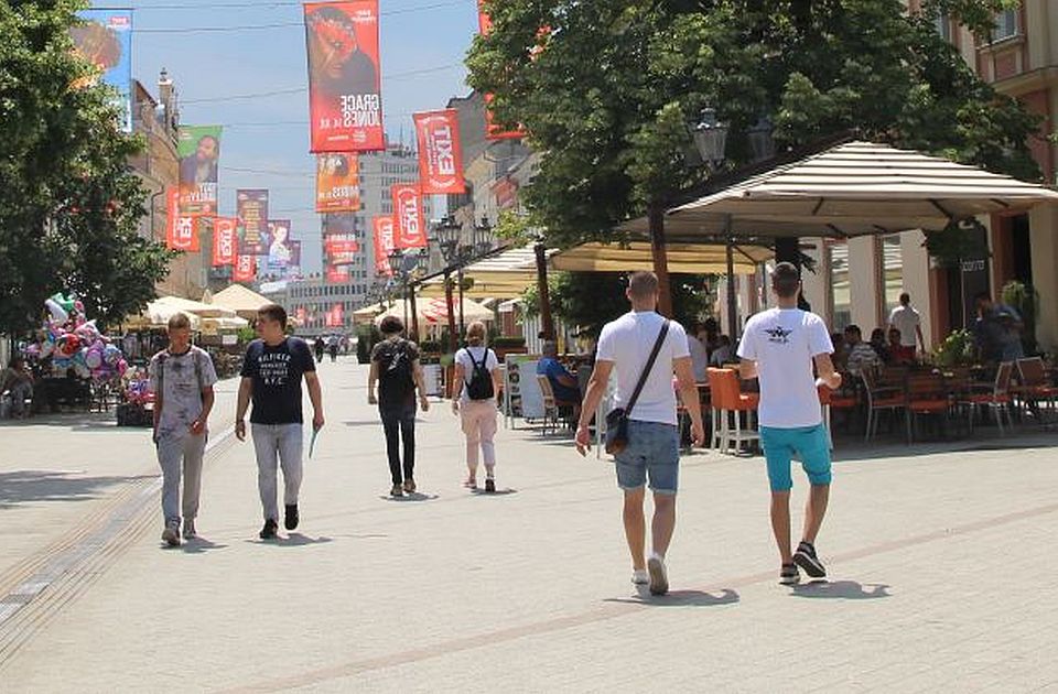 Trećina mladih se slaže sa tvrdnjom da Srbiji treba jak vođa kog će slediti bez pogovora