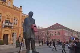 Studenti i đaci okačili veliku pištaljku na spomenik čika Jovi