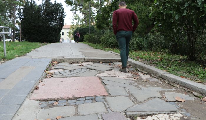 U Dunavski park ulazite gazeći po nadgrobnim pločama iz Jermenske crkve