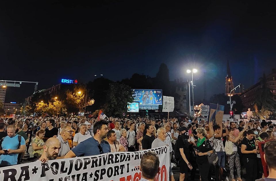 Protest završen pesmom kod Banovine: Tražen referendum o GUP-u, razbijen izlog i bačena farba na SNS