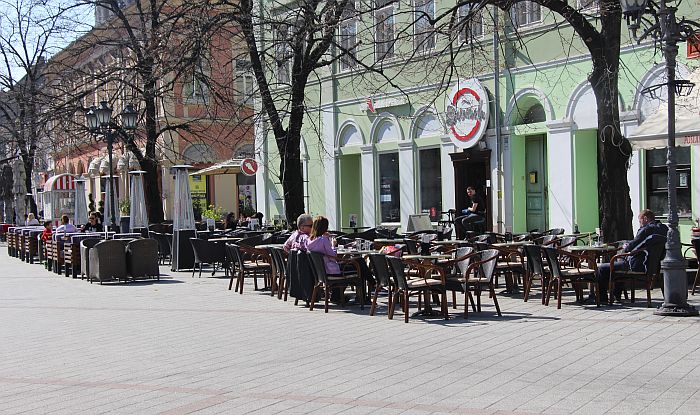 Nove mere stupile na snagu: Kraće radno vreme kafića, tržnih centara, bioskopa...