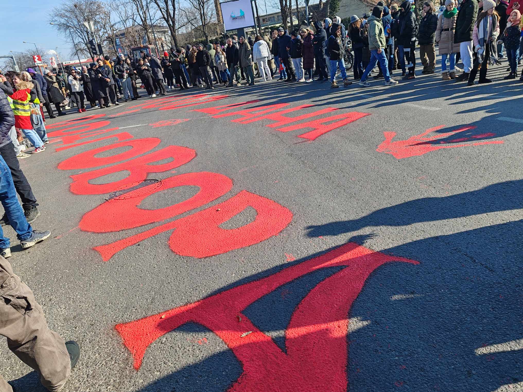 FOTO, VIDEO Završena blokada tri raskrsnice u Novom Sadu, poručeno: "100 dana, 0 odgovora"