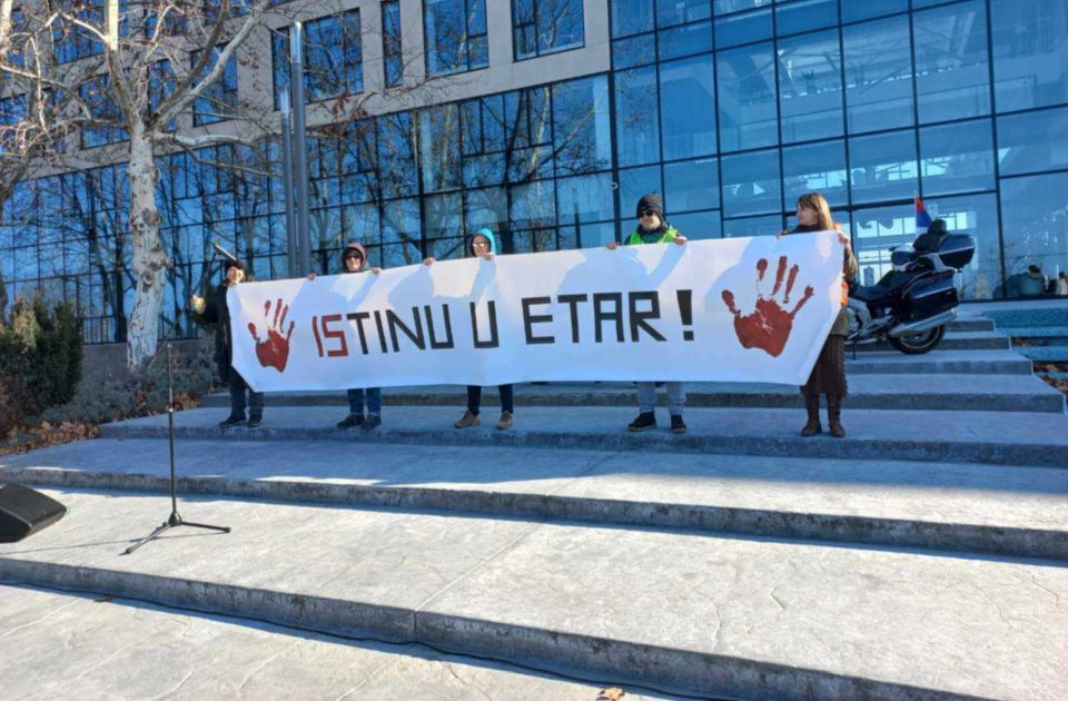 FOTO Ispred RTV-a drugo izdanje Slobodnog dnevnika: Traži se emitovanje istine