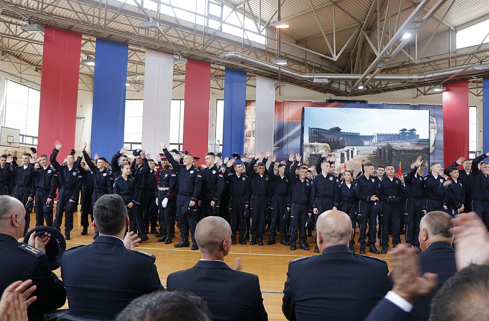 FOTO: Svečani prijem prve generacije polaznika srednje policijske škole u Sremskoj Kamenici