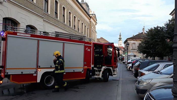 FOTO: Goreo "stojadin" na parkingu kod Matice srpske