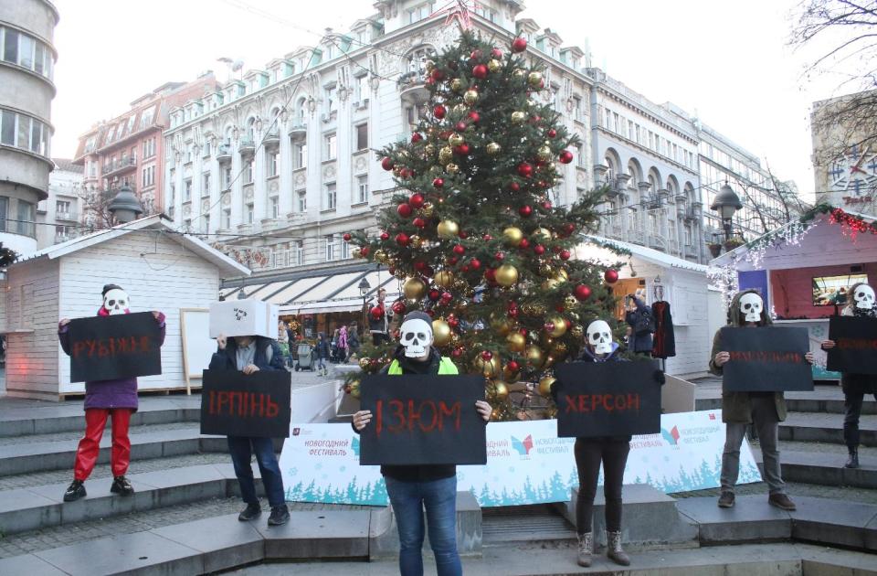  Demonstranti postavili banere kod "ruske jelke", osobe u crnim jaknama ih cepale