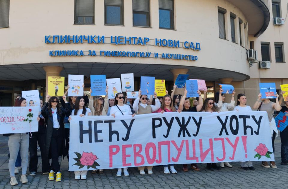 FOTO, VIDEO Dan žena u Novom Sadu: Skupština gađana jajima, studentkinje Medicinskog u šetnji