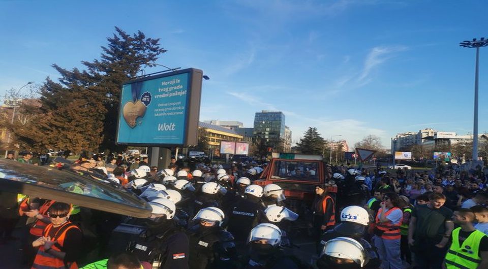 Povlači se policijski kordon kod Opštine Novi Beograd koji je blokirao traktore i građane