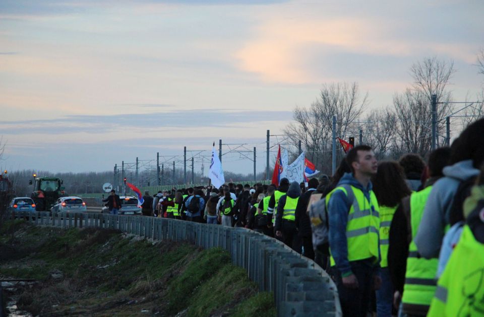 Studenti krenuli peške za Beograd: Pešači se iz Subotice i iz Niša