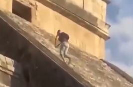 VIDEO: Bahati turista ignorisao zabranu i popeo se na vrh piramide, razjarena masa ga pretukla