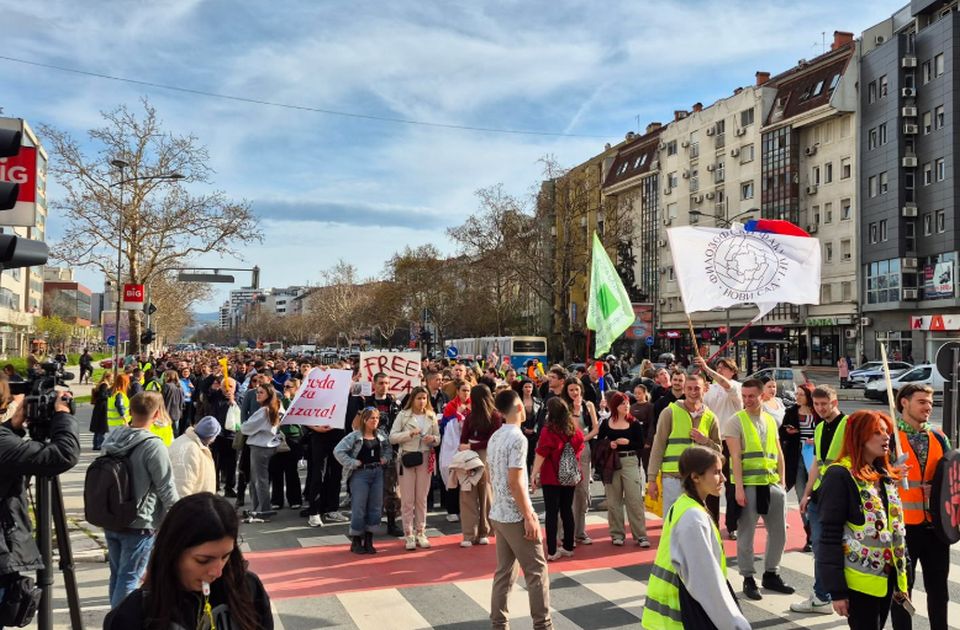 FOTO, VIDEO Završen skup ispred MUP-a: Studenti poručili - "policija da radi svoj posao pravedno"