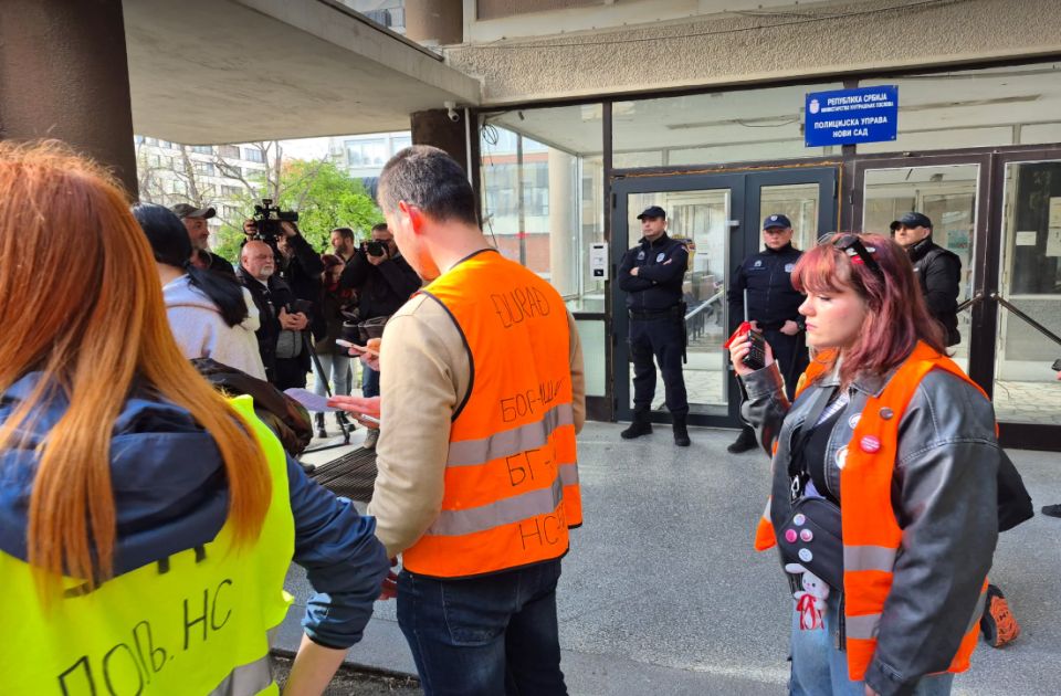 VIDEO: Novosadski studenti predali zahtev za istragu zbog napada na njih tokom blokade Skupštine