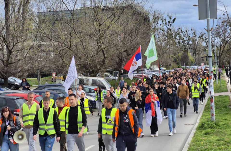 FOTO: Studenti idu do MUP-a: Policija da radi svoj posao nekorumpirano i pravedno