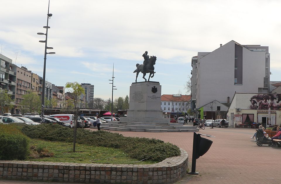 Spomenik kralju Petru I usporio gradnju podzemne garaže na Trgu republike