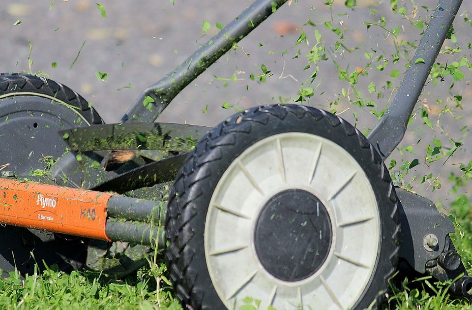 Izmenjen saobraćaj na deonici Dobanovci - Batrovci: Do 15. maja kosi se i skuplja trava