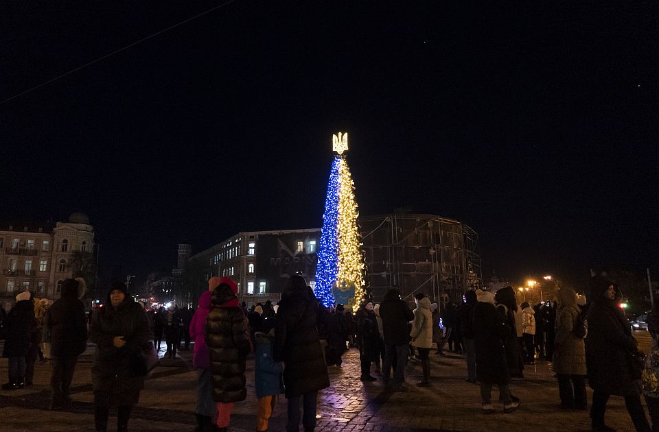 U Kijevu postavljena ukrašena jelka uz poruku "Rusijo, nećeš nam ukrasti Božić"