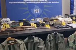 VIDEO: Zaplenjeno oružje, eksploziv i uniforme na severu Kosova