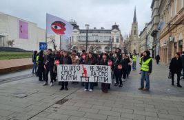 FOTO: Srednjoškolci idu do Saobraćajne škole da podrže đake