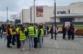 FOTO: Srednjoškolci se okupili kod SNP, idu do SŠ 