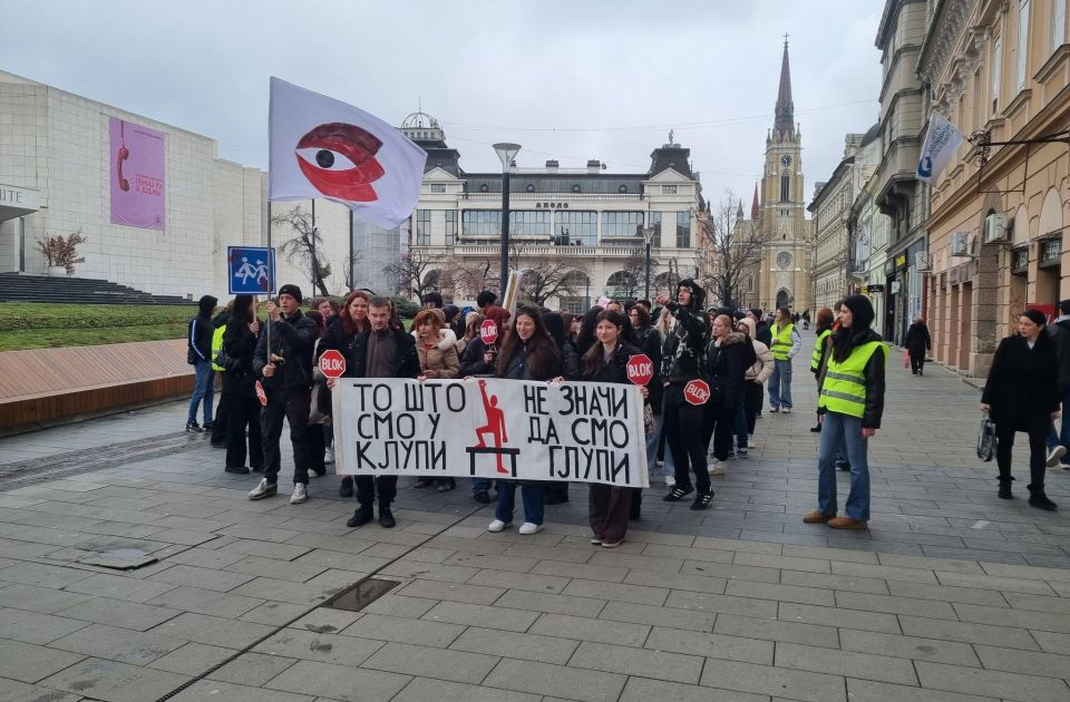 FOTO: Srednjoškolci kod Saobraćajne škole da podrže đake