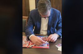 VIDEO Vučić sinu lepio sličice u albumu za EURO 2024: Popunjena samo reprezentacija Srbije