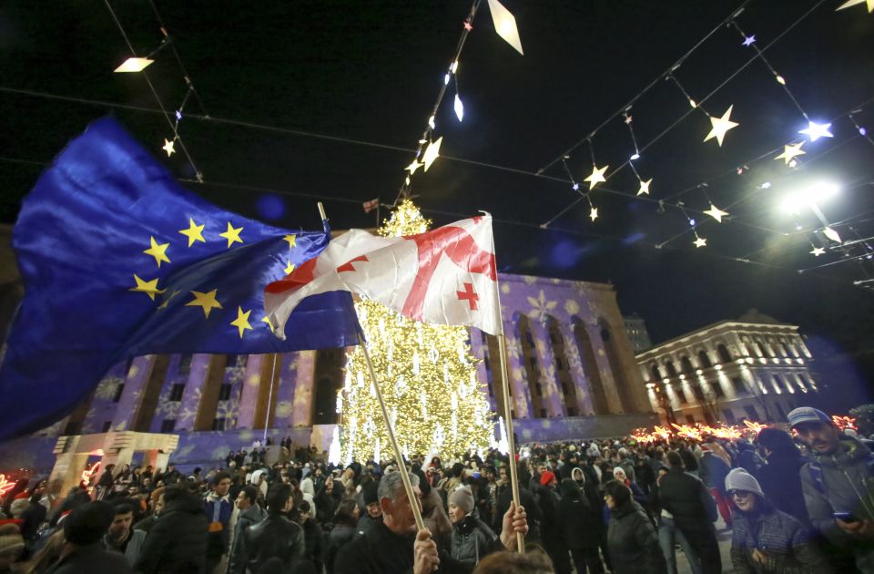 U Gruziji hiljade demonstranata proslavilo Novu godinu ispred parlamenta