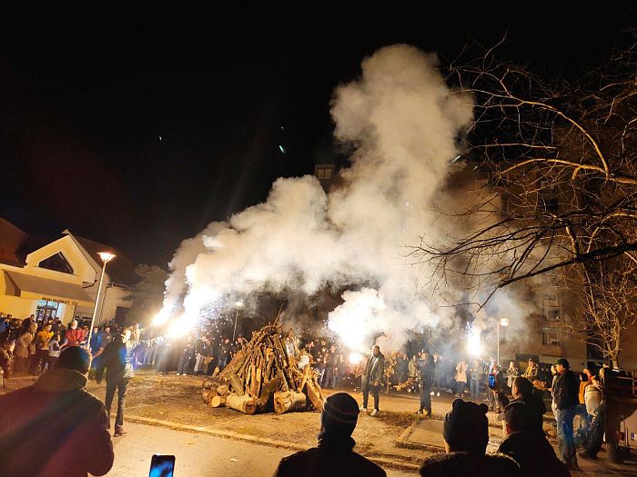 FOTO: Paljenje badnjaka širom Novog Sada uprkos zabrani okupljanja