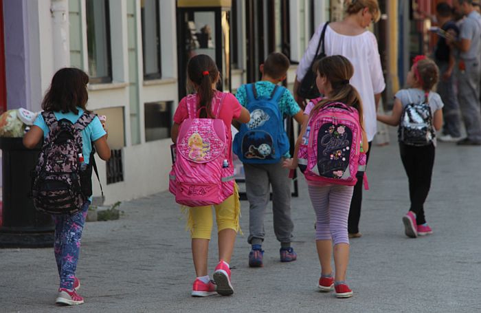 Prijem prvaka i petaka u školskim dvorištima i uz epidemiološke mere  