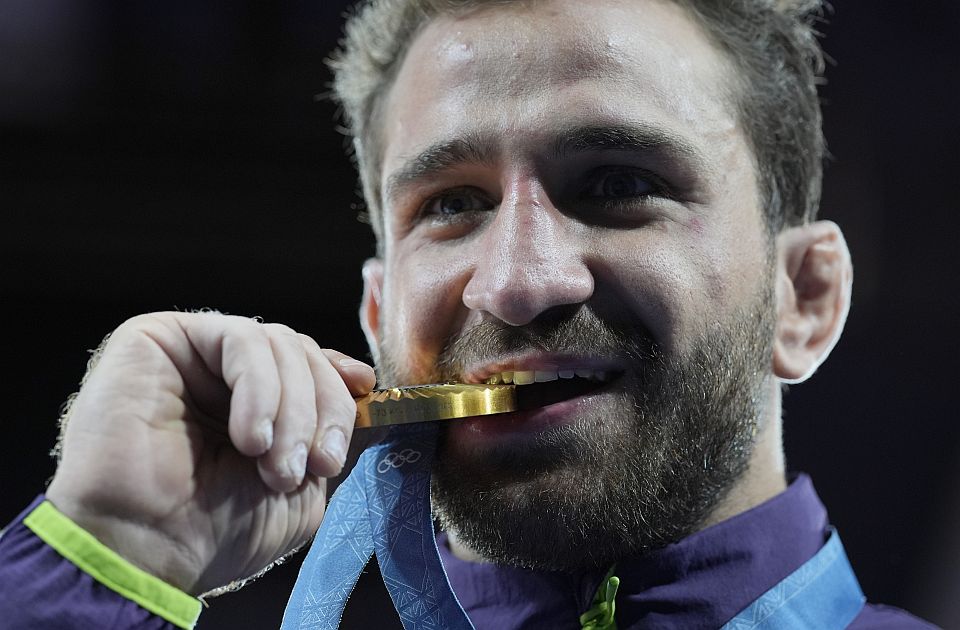 Zašto olimpijci grizu svoje medalje?