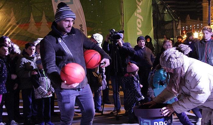 FOTO: Prikazan film o Dušanu Bulutu, deca se družila sa najboljim basketašem na Trgu slobode