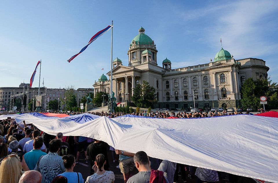 Opozicija: Ne treba prekidati proteste tokom leta