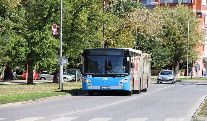 Mladić nakon svađe sa vozačem razbio staklo na gradskom autobusu