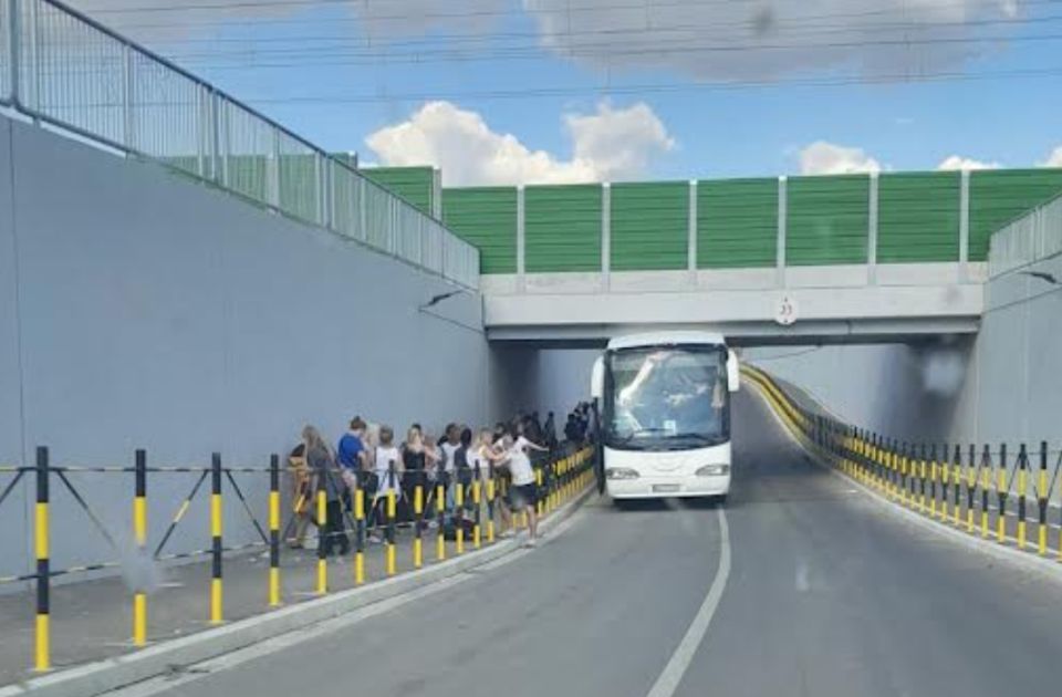 VIDEO (Ne)uobičajena scena u Stepanovićevu: Autobus zaglavljen ispod podvožnjaka