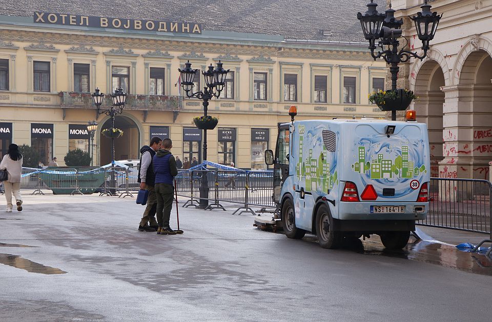 FOTO, VIDEO Sređivanje Trga slobode nakon protesta: Uklanjaju se natpisi s pločnika, menja se staklo