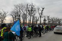 FOTO, VIDEO: Studenti biciklima kreću iz Novog Sada na skup u Kragujevcu, u vožnji i profesori