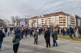 VIDEO: Skup studenata, IT-jevaca, prosvetara, roditelja i đaka - blokirana raskrsnica kod kampusa