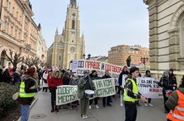 UŽIVO: Okupljeni sa Trga slobode idu ka Školskoj upravi, blokirana raskrsnica kod SNP-a