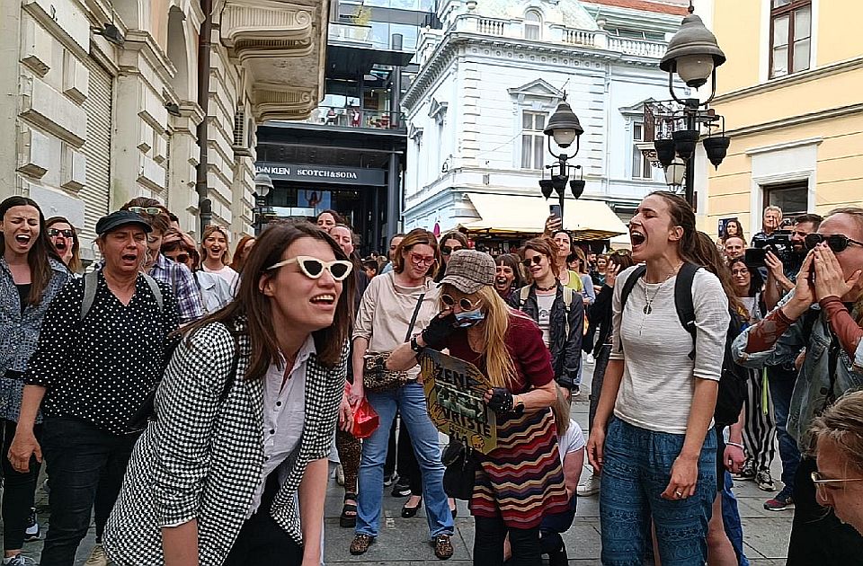 Više od 100 žena vrištalo u performansu Pregorevanje