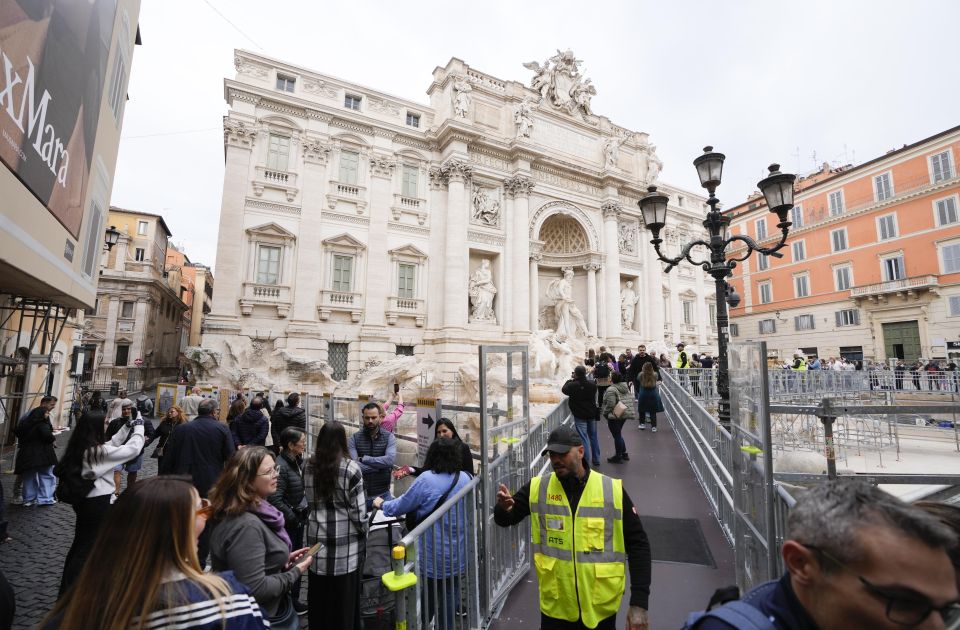 FOTO: Mostić preko ispražnjene Fontane di Trevi, ko baci novčić u nju - kazna 50 evra